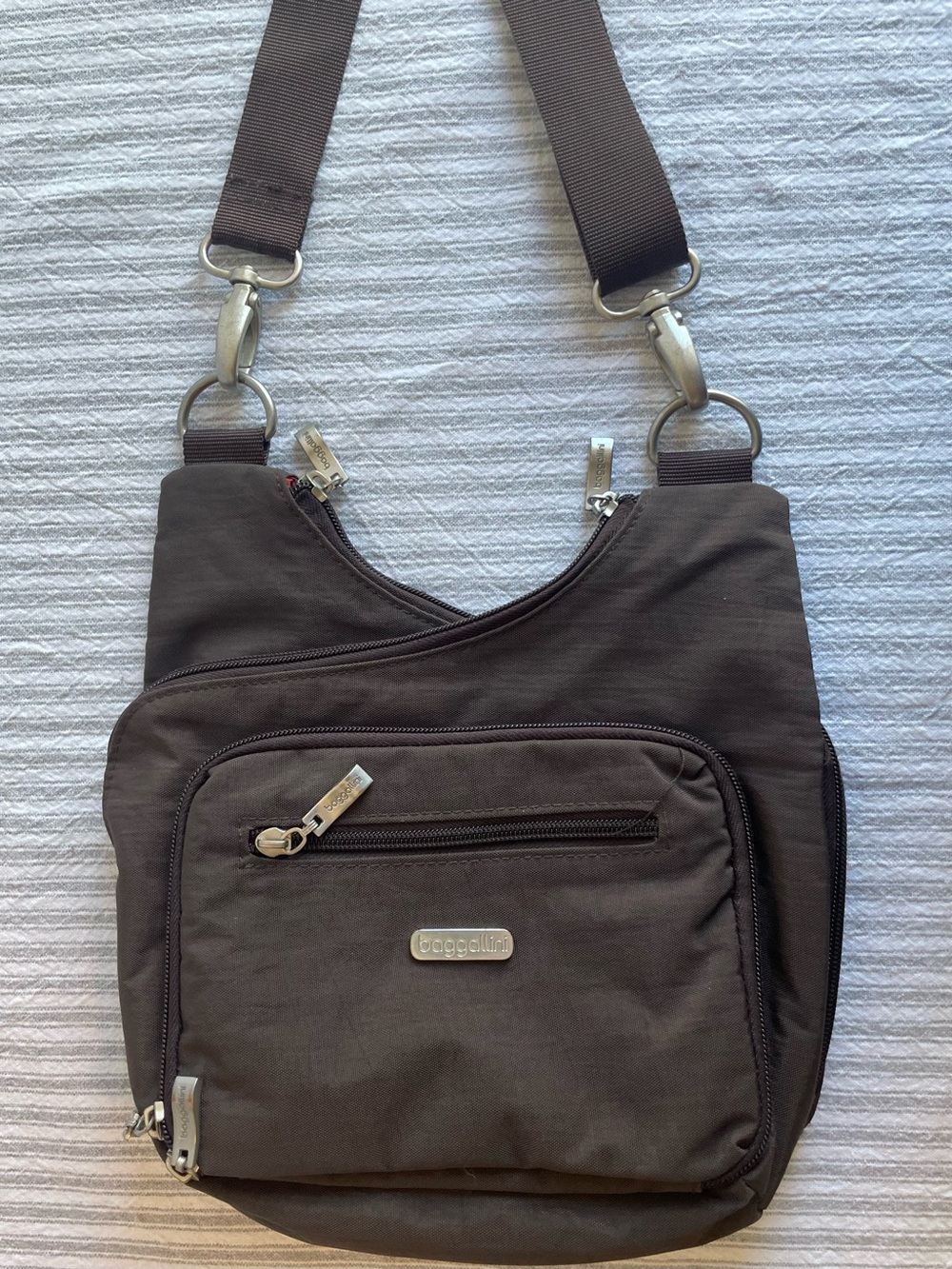 Baggallini Grey-Black Nylon Crossbody Bag Red Lining Built-In Organizer #794